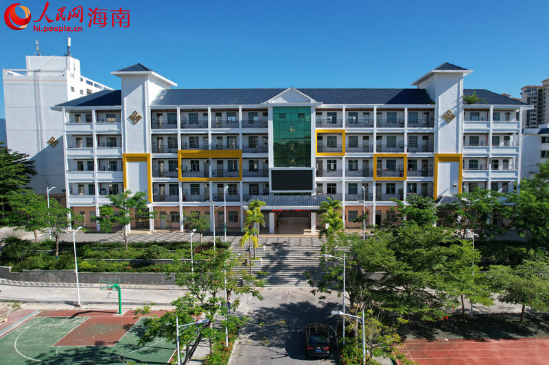 海南保亭民族中學(xué)面貌煥然一新。 人民網(wǎng)記者 孟凡盛攝