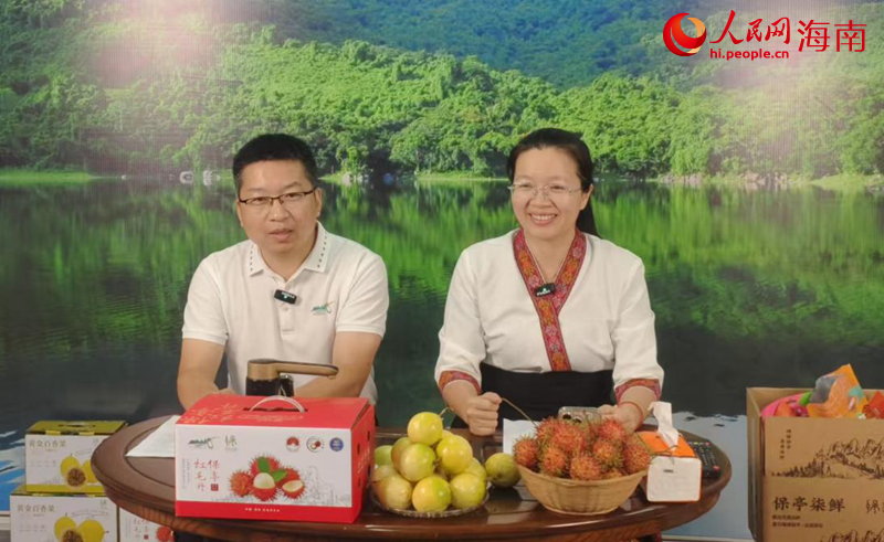 中國海油鄉(xiāng)村振興掛職干部、保亭黎族苗族自治縣副縣長楊濤（左）在直播中推介優(yōu)質(zhì)特色農(nóng)產(chǎn)品。人民網(wǎng)記者 毛雷攝