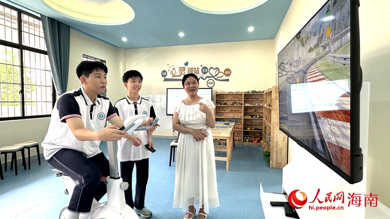 心理健康活動室里，學(xué)生和老師一起開啟游戲互動。人民網(wǎng)記者 符武平攝