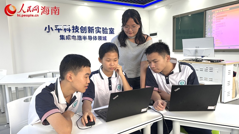 在“小平科技創(chuàng)新實(shí)驗(yàn)室”里，學(xué)生和老師一起做實(shí)驗(yàn)。人民網(wǎng)記者 符武平攝