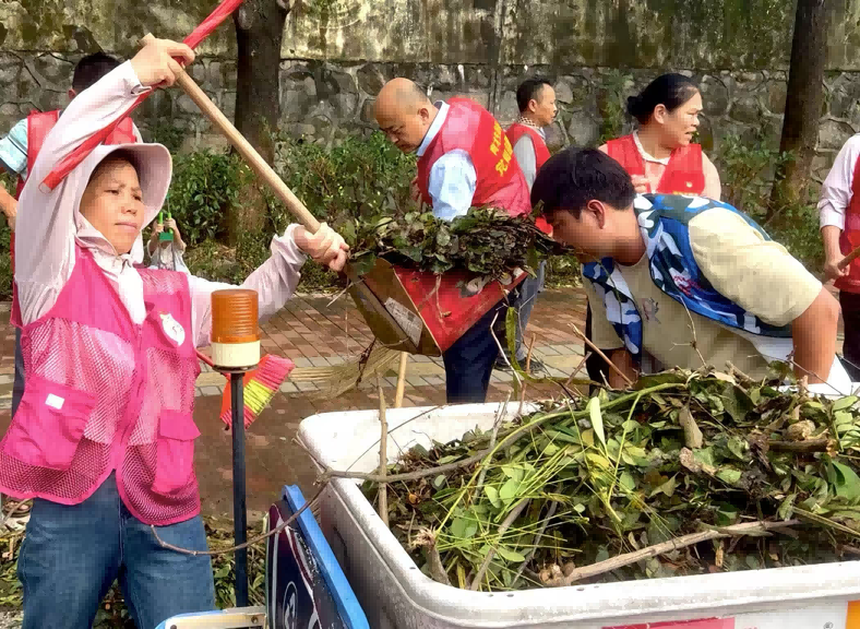 執(zhí)法人員清運主干道倒伏樹木。育才生態(tài)區(qū)宣傳統戰(zhàn)部供圖