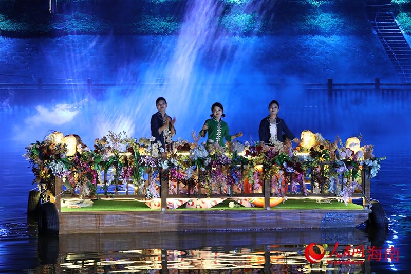 精彩的夜間水上表演。人民網(wǎng)記者 牛良玉攝