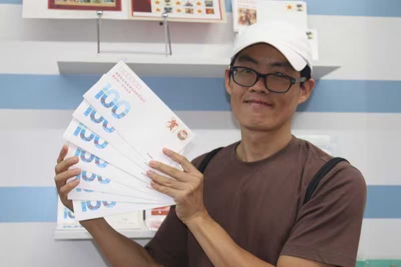 集郵愛好者展示購買的紀念封。海南郵政供圖
