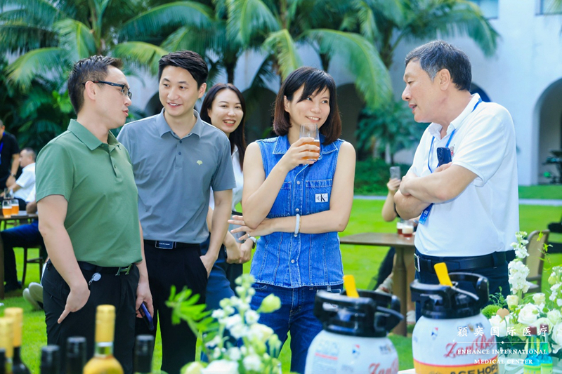 與會(huì)嘉賓在會(huì)議間隙交流。主辦方供圖