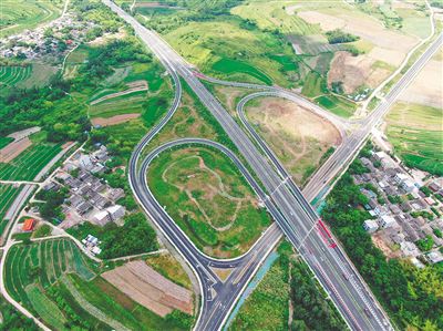 8月26日，航拍G9813萬(wàn)洋高速公路王五互通立交項(xiàng)目。 海南日?qǐng)?bào)全媒體記者 曹馬志 通訊員 鐘芳瑞 攝