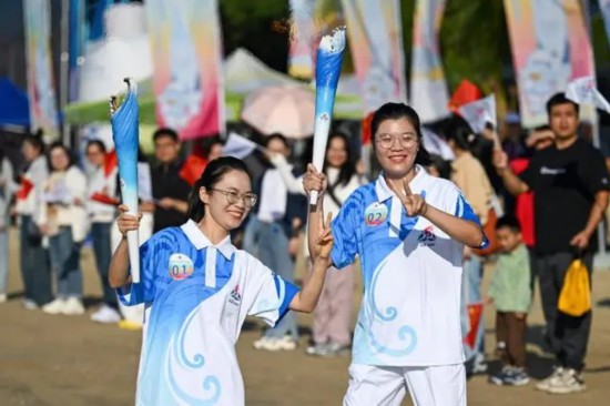 11月17日，海南三亞舉行運(yùn)動會火炬實(shí)地傳遞活動。新華社記者 孫凡越攝