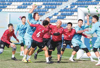 11月25日，貴州隊選手在花炮比賽中突破。新華社記者 晉美多吉攝