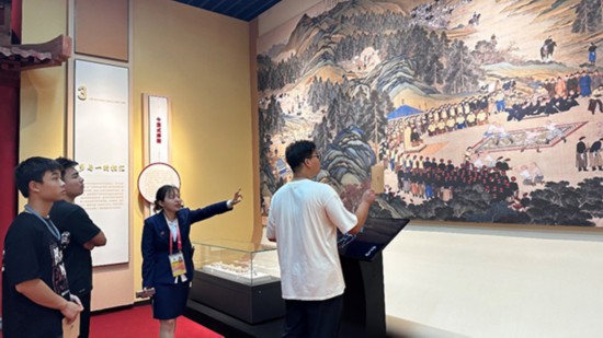 圖為參觀者觀看展覽。人民網(wǎng)記者 金洪花攝