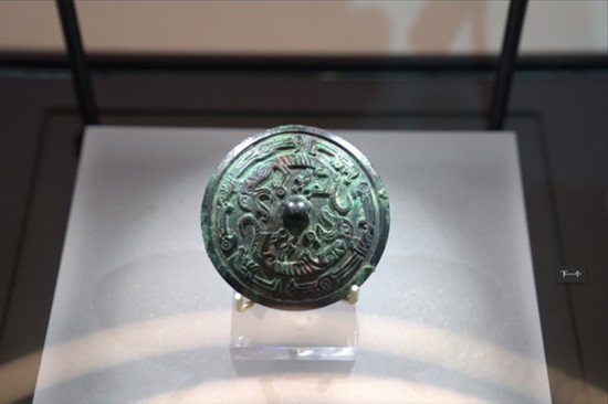 圖為展出的春秋早期文物《青銅陽燧》。馬那甫攝