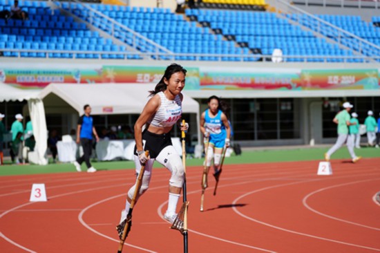 高腳競(jìng)速女子400米比賽。馬那甫攝