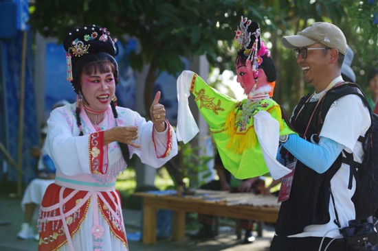 游客在游園體驗(yàn)。人民網(wǎng)記者 金洪花攝