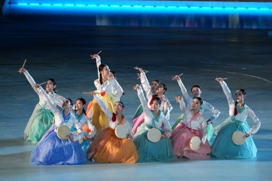 演員在聯(lián)歡晚會(huì)現(xiàn)場表演。馬那甫攝