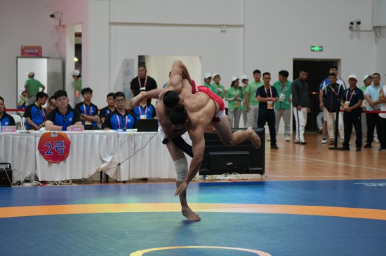廣東隊(duì)選手呼日與內(nèi)蒙古隊(duì)選手朝克圖巴特爾在希日木87公斤級決賽中角逐。馬那甫攝