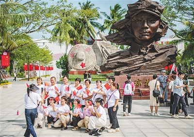 市民游客在紅色娘子軍紀念園參觀。特約記者 蒙鐘德 攝