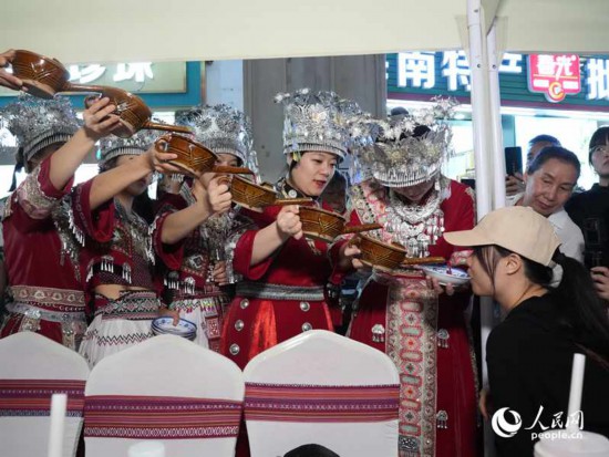 游客體驗(yàn)互動(dòng)演出《高山流水》。人民網(wǎng)記者 張力洋攝