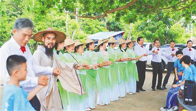 5月2日，儋州東坡文化徒步活動(dòng)舉行。圖為活動(dòng)中舉行的儋州調(diào)聲表演。  海南日?qǐng)?bào)全媒體記者 陳元才  通訊員 黎有科 攝