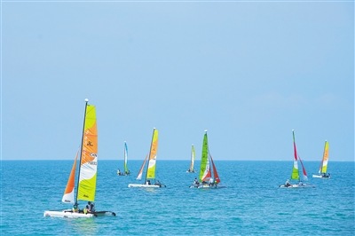 5月3日，2025中國家庭帆船賽·三亞站在天涯區(qū)海虹廣場附近海域啟航。  圖/海南日?qǐng)?bào)全媒體記者 王程龍  文/海南日?qǐng)?bào)全媒體記者 李夢(mèng)楠
