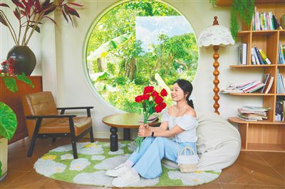 5月3日，游客打卡定安香草田園“最美書屋”。  海南日?qǐng)?bào)全媒體記者 張茂 攝
