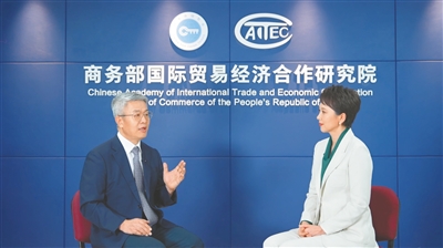 張建平接受《自貿(mào)港“大家”談》節(jié)目組專訪。